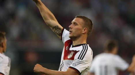 Podolski'den Andre Santos'a bilet!