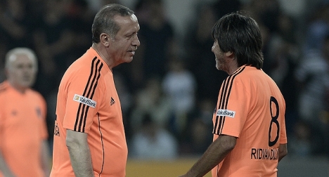 Rıdvan Dilmen'in ayağı kırılmış!