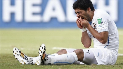 Suarez'den ısırık kesintisi!