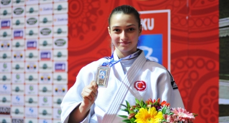 Dilara Lokmanhekim'den altın madalya..