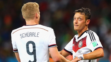 Schürrle'den Mesut'a destek