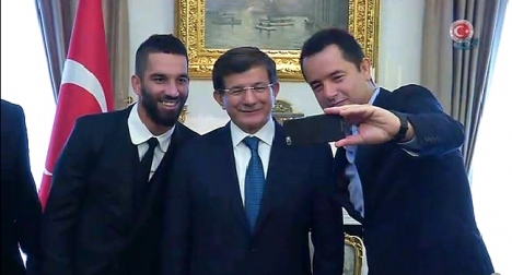 Arda Turan ve Acun Ilıcalı'dan Başbakan'la özçekim!