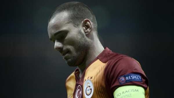 Sneijder'den Hamzaoğlu'na: "Ayakkabı bile giyemiyorum."