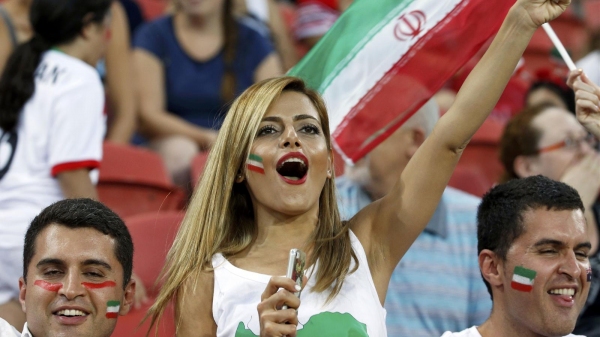 Kadın taraftarla 'selfie' çekilen İranlı futbolcuya ceza yolda