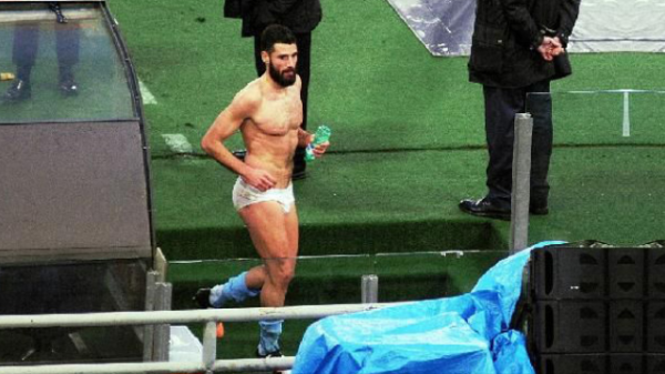 Lazio'lu Futbolcular Sahayı Külotla Terk Etti!