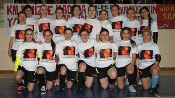 Kadın hakemler Özgecan için oynadı