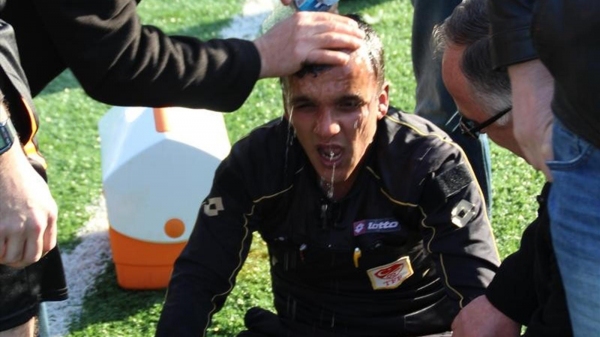 Kırmızı kart gören futbolcu hakeme saldırdı