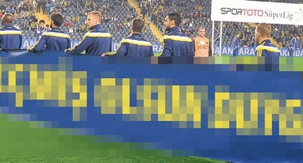 Fenerbahçe'den Galatasaray'a pankart!