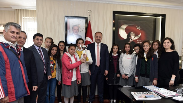 Minik Futbolculardan Akgül’e Ziyaret