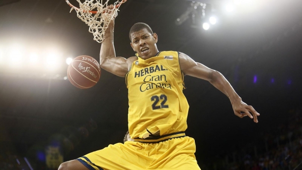 Anadolu Efes, Kyle Kuric ve Walter Tavares ile ilgileniyor