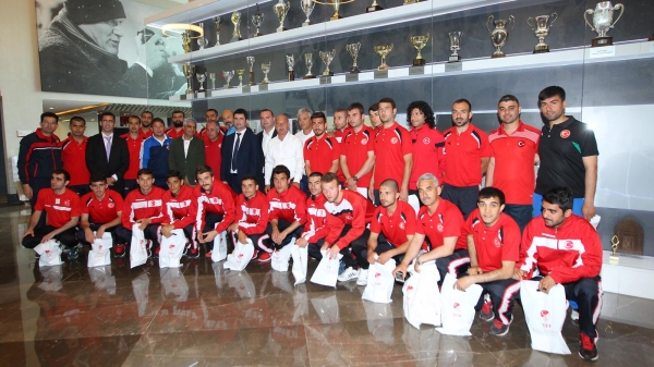 İşitme Engelliler Milli Futbol Takımı'na moral yemeği