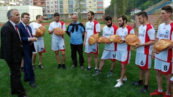 Şampiyonluk primi olarak ekmek dağıttılar