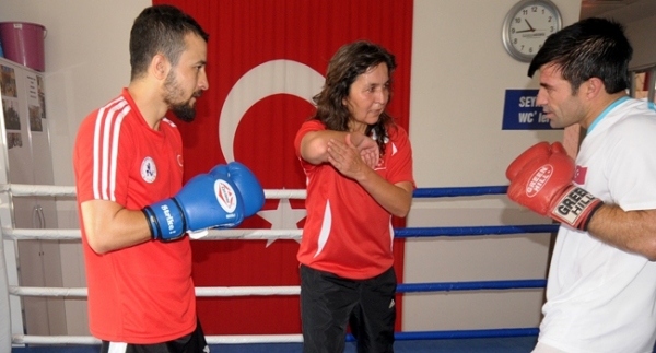 Muay thaide yılın antrenörlüğüne Türk aday