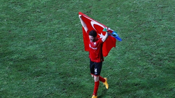 Türk bayrağı açan futbolcu tutuklandı