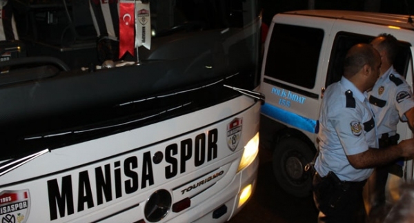 Manisaspor otobüsüne taşlı saldırı