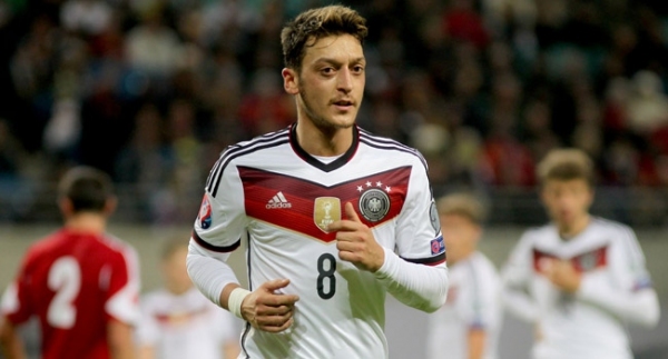 Özil'den Millilere destek
