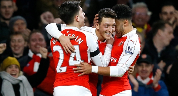 Mesut Özil Arsenal'ı liderliğe taşıdı