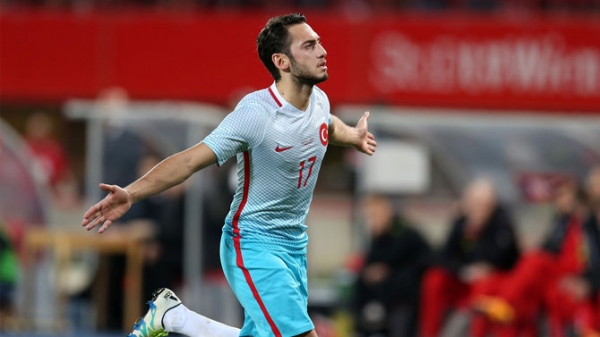 Çalhanoğlu: "20 kere sol, 20 kere sağ taraftan frikik deniyorum"