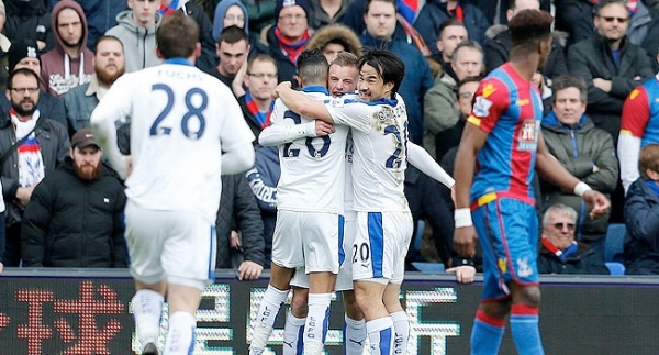 Leicester City şampiyonluğa koşuyor