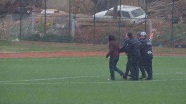 Sahaya daldı, silahını doğrulttu...