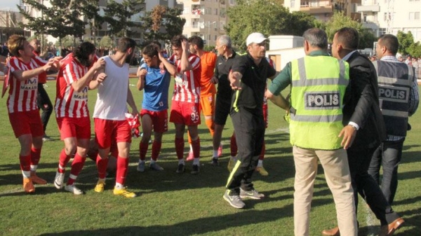 Amatör maçta kavga çıktı! Bir futbolcu yaralandı