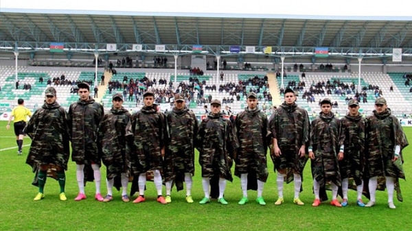 Azeri futbolculardan askeri anma!