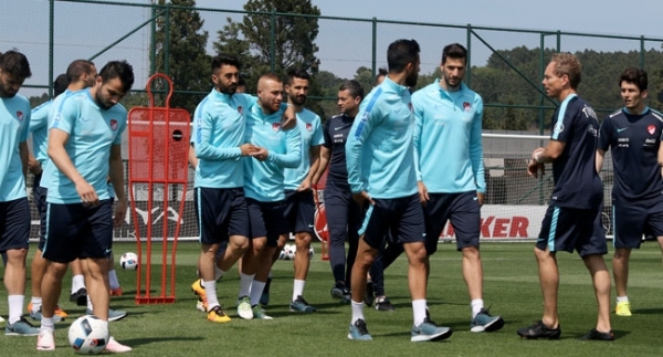 A Milli Futbol Takımı, İngiltere'ye gitti