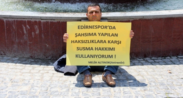 Antrenör oturma eylemi yaptı