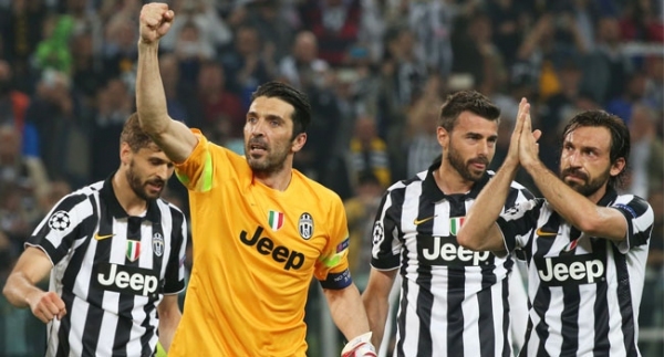 Juventus'ta çifte imza