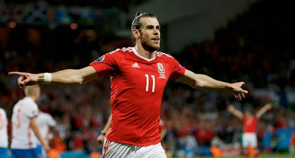 Bale, Milan Baros'u yakaladı!