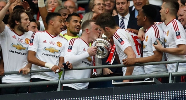 Carrick, Manchester United'da kaldı