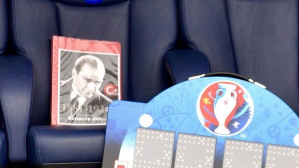 Türkiye'nin yedek kulübesinde Atatürk fotoğrafı
