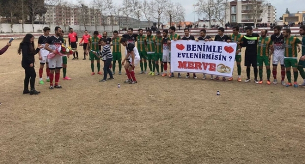 Amatör maçta evlenme teklifi