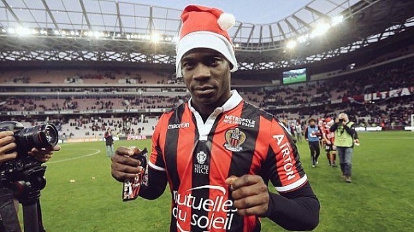 Balotelli hem atıyor, hem de oyundan atılıyor!