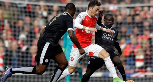 "Mesut Özil ve Sanchez kulübü rehin tutuyor"