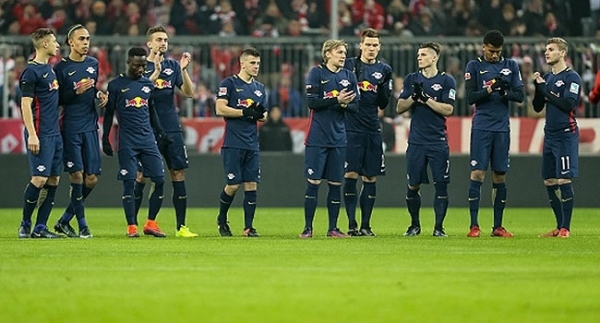 Futbolcu eşleri de maçlara ücretli girecek!