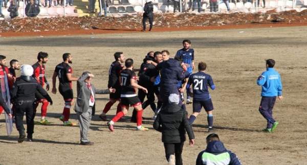 Amatör lig maçının bitiminde ortalık karıştı