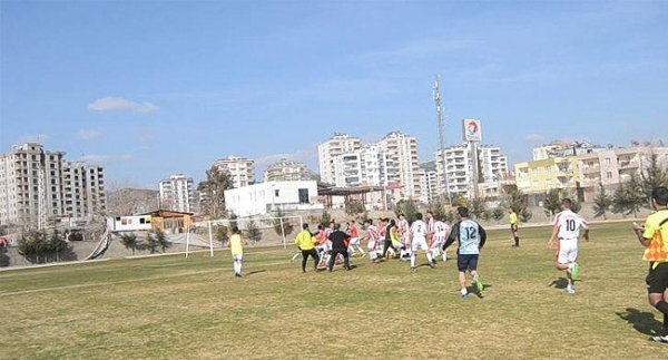 Maçta büyük kavga! 15 kırmızı kart çıktı