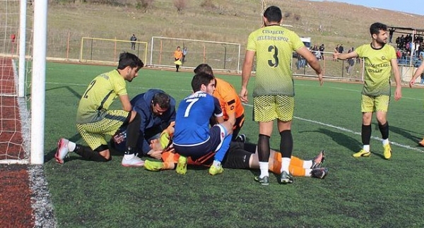 Maçta şok olay! Dili boğazına kaçtı