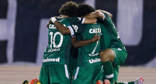 Ölümden kurtulan kaleci futbola dönmek istiyor