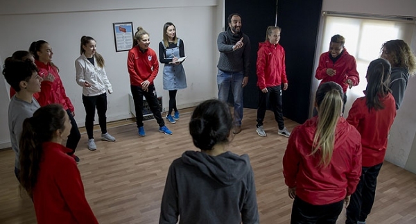 "Tiyatro, gol atmak kadar kolay değil"