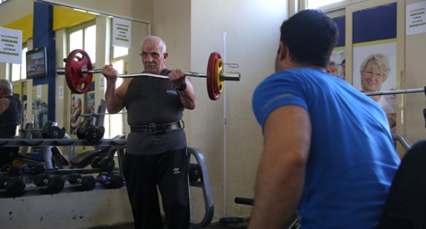 84 yaşında vücut geliştirme sporu yapıyor