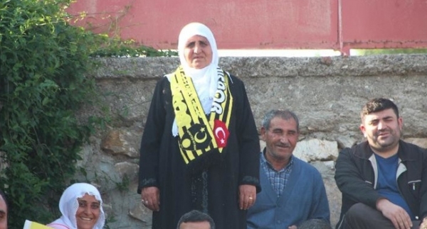70 yaşındaki kadın taraftara madalya