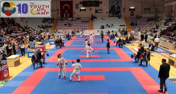 Genç karateciler olimpiyat için yarıştı