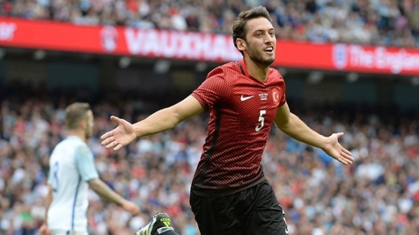 Hakan Çalhanoğlu, Milan ile görüşüyor