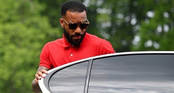 Lacazette imzayı atıyor