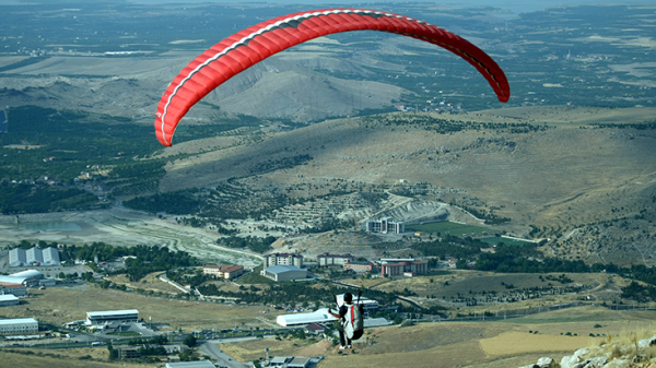 Doğunun dağları yamaç paraşütüyle renkleniyor