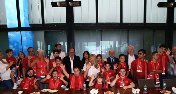 Milli futbolcular özel öğrencilerle buluştu