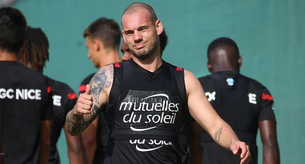Sneijder yeni takımında ilk maçına çıktı