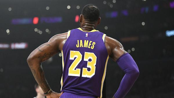 Nike izin vermedi 23 numara LeBron'da kaldı